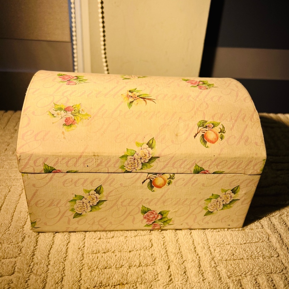 Vintage Gift Box with Lid Wallpapered Roses Peaches Raspberries Vanilla